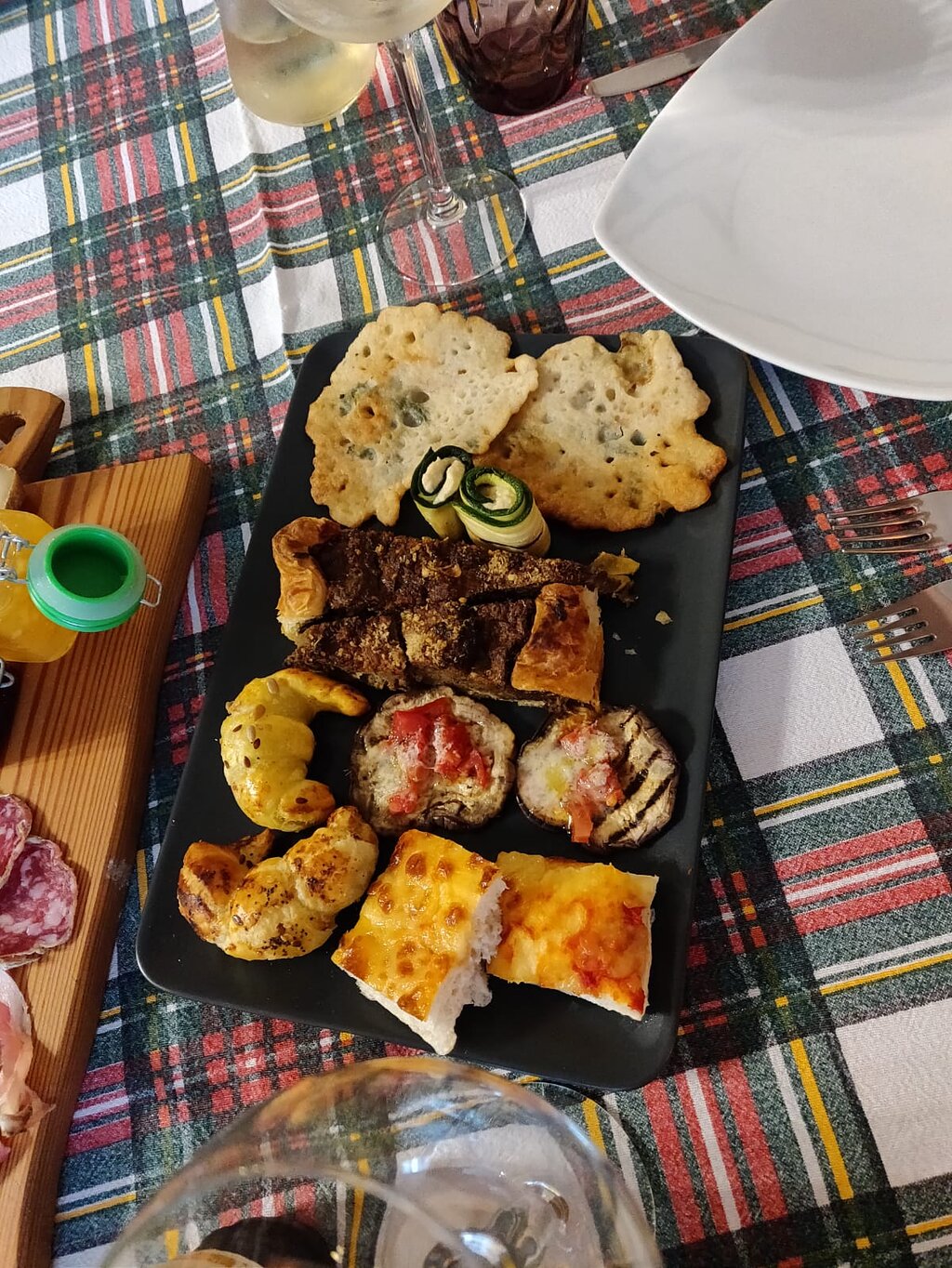 Piatto di antipasti caldi: frittatine con verdure dell'orto e funghi ripieni